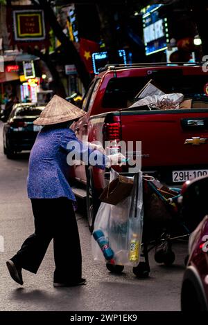 Leute, die auf den Straßen von Hanoi arbeiten. Stockfoto