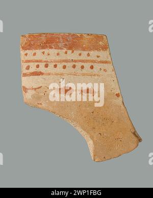 Ein Fragment der Keramikschale aus der Zeit von 6500 bis 5500 v. Chr., Halaf-Kultur, Tamanische Werkstatt, verziert mit geometrischen und Schachbrettmotiven, gesammelt von Krystyna Szarzyńska als Geschenk. Stockfoto