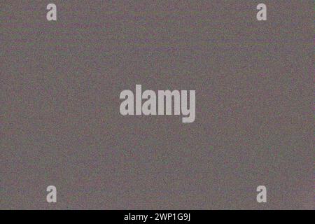 Digitales Rauschen Nahaufnahme eines braunen Rauschens mit körniger Textur. Das Muster aus Farbtönen und Schattierungen bildet einen Kontrast zum dunklen Hintergrund und verleiht ihm so einen hohen Kontrast Stockfoto