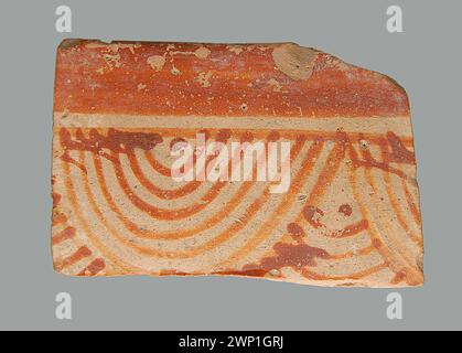 Ein gemaltes Keramikschälchen-Fragment aus 6500–5500 v. Chr., Halaf-Kultur, Tamanische Werkstatt, verziert mit geometrischen Motiven und Fischschuppen-Ornamenten, Teil der Sammlung von Krystyna Szarzyńska als Geschenk. Stockfoto