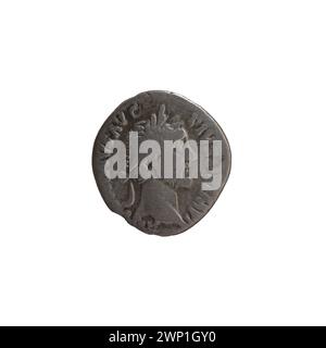 Der Denar wurde 156-157 n. Chr. unter dem römischen Kaiser Antoninus Pius ausgestellt. Die Silbermünze zeigt ein kaiserliches Porträt, Inschriften und Relief, das typisch für Münzprägungen aus der Mitte des 2. Jahrhunderts ist. Stockfoto