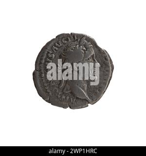Römischer Silberdenar von Antoninus Pius im Jahre 156-157 n. Chr., der das Porträt des Kaisers und traditionelle römische Inschriften darstellt. Stockfoto