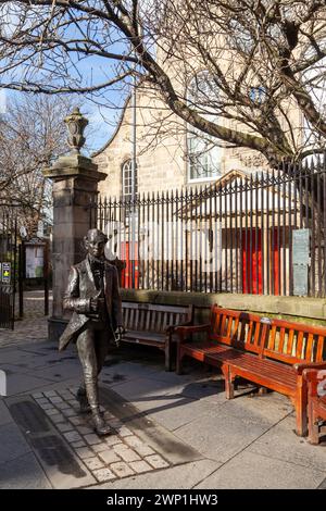 Statue des Dichters Robert Fergusson vor der Canongate Church auf Edinburghs Royal Mile Stockfoto