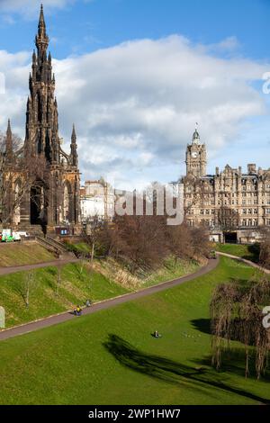 Princess Street Gradens mit dem Scott Monument und dem Balmoral Hotel, Edinburgh, Schottland. Stockfoto