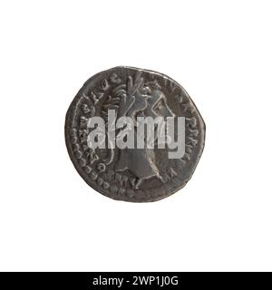 Silberdenar, ausgestellt von Kaiser Antoninus Pius im Jahre 156-157 n. Chr., mit typischem Vorderporträt und Inschriften für römische Währung. Stockfoto
