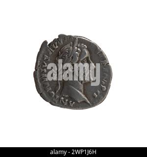 Silberdenar von 156 bis 157 n. Chr. unter Kaiser Antoninus Pius, mit römischen Kaiserinschriften und Vorderporträt. Stockfoto