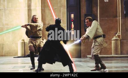 STAR WARS: EPISODE 1 - THE PHANTOM MOVIE 1999 20th Century Fox. Qui-Gon Jinn (Liam Neeson rechts) und Obi-Wan Kenobi ( Ewan McGregor ) kämpfen gegen Darth Maul ( Ray Park ) Stockfoto