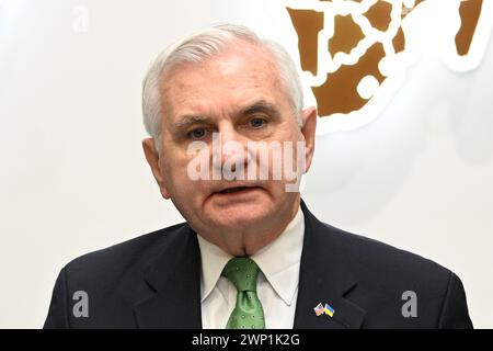 Lemberg, Ukraine - 23. Februar 2024: US-Senator Jack Reed während einer Pressekonferenz in Lemberg, Ukraine. Stockfoto