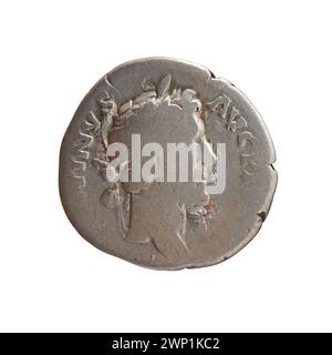 Denar wurde zwischen 145 und 161 n. Chr. unter Antoninus Pius geprägt. Die Vorderseite zeigt das Porträt des Kaisers mit Inschriften; die Rückseite zeigt römische Motive, die militärische Leistungen und bürgerliche Tugenden repräsentieren. In Rom als Silberwährung geschlagen. Stockfoto