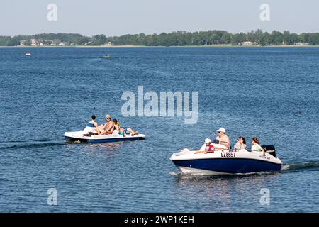 Aluksne, Lettland - 19. Juni 2021: Nicht identifizierte Menschen auf einem Schnellboot auf dem See. Stockfoto