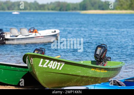 Aluksne, Lettland - 19. Juni 2021: Motorboote auf einem See am sonnigen Sommertag. Stockfoto