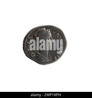 Silberdenar, ausgestellt nach 141 unter Kaiser Antoninus Pius und Kaiserin Faustina dem Älteren, mit kaiserlichen Porträts und Inschriften, die typisch für römische Prägungen sind. Stockfoto