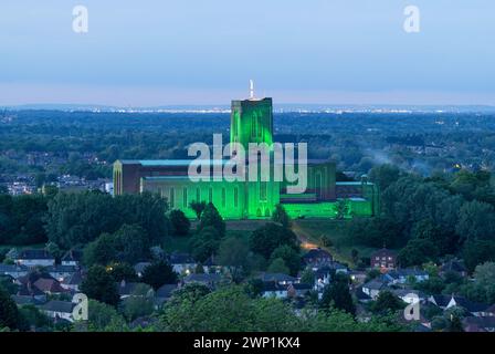 Die Kathedrale von Guildford leuchtet grün, um den Surrey Day zu feiern Stockfoto