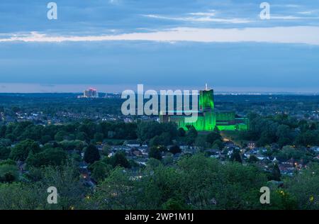 Die Kathedrale von Guildford leuchtet grün, um den Surrey Day zu feiern Stockfoto