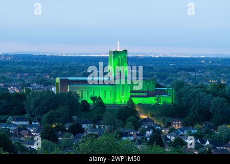 Die Kathedrale von Guildford leuchtet grün, um den Surrey Day zu feiern Stockfoto