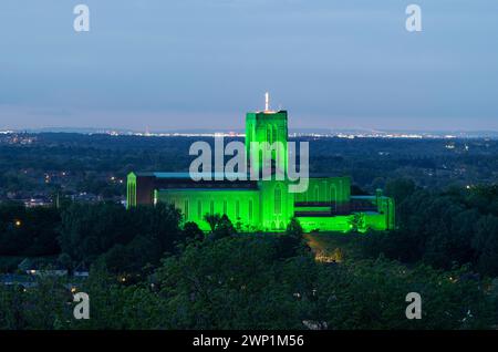 Die Kathedrale von Guildford leuchtet grün, um den Surrey Day zu feiern Stockfoto