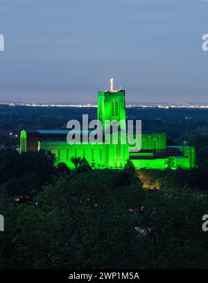 Die Kathedrale von Guildford leuchtet grün, um den Surrey Day zu feiern Stockfoto