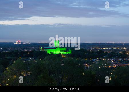 Die Kathedrale von Guildford leuchtet grün, um den Surrey Day zu feiern Stockfoto