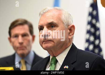 Lemberg, Ukraine - 23. Februar 2024: US-Senator Jack Reed während einer Pressekonferenz in Lemberg, Ukraine. Stockfoto