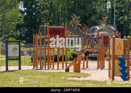 Aluksne, Lettland - 19. Juni 2021: Spielplatz im Park an einem sonnigen Sommertag, Nahaufnahme Stockfoto