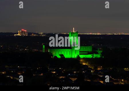 Die Kathedrale von Guildford leuchtet grün, um den Surrey Day zu feiern Stockfoto