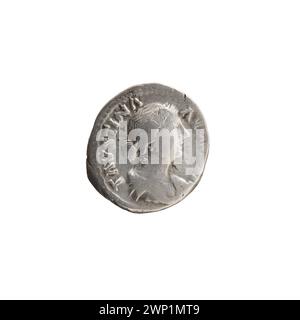 Ein römischer Denar, ausgestellt zwischen 161 und 176 n. Chr. unter Kaiser Marcus Aurelius und Kaiserin Faustina der Jüngeren, mit kaiserlichen Porträts und Inschriften. Stockfoto