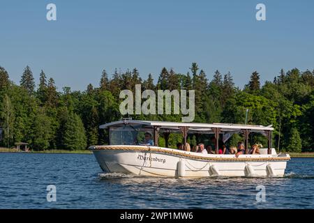 Aluksne, Lettland - 19. Juni 2021: Touristen auf einem Boot auf dem See. Stockfoto