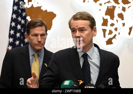 Lemberg, Ukraine - 23. Februar 2024: US-Senator Michael Bennet während einer Pressekonferenz in Lemberg, Ukraine. Stockfoto