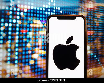 Konskie, Polen. Januar 2024. In dieser Fotoabbildung wird das Logo der Apple-Firma auf einem Smartphone-Bildschirm angezeigt. Quelle: SOPA Images Limited/Alamy Live News Stockfoto