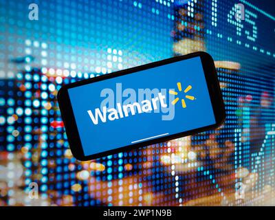 Konskie, Polen. Januar 2024. In dieser Fotoabbildung wird das Logo des Unternehmens Walmart auf einem Smartphone-Bildschirm angezeigt. (Foto: Piotr SWAT/SOPA Images/SIPA USA) *** ausschließlich für redaktionelle Nachrichten *** Credit: SIPA USA/Alamy Live News Stockfoto