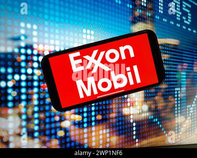 Konskie, Polen. Januar 2024. In dieser Abbildung wird das ExxonMobil-Logo auf einem Smartphone-Bildschirm angezeigt. Quelle: SOPA Images Limited/Alamy Live News Stockfoto