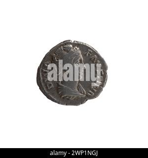 Römische Denar-Münze, die nach 141 unter Antoninus Pius und Faustina dem Älteren ausgegeben wurde, mit Silberkomposition, kaiserlichem Porträt und römischen Inschriften. Stockfoto