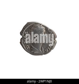 Denar-Münze, die nach 141 unter dem römischen Kaiser Antoninus Pius und Kaiserin Faustina dem Älteren ausgegeben wurde, mit Silberkomposition, kaiserlichen Porträts und Inschriften. Stockfoto