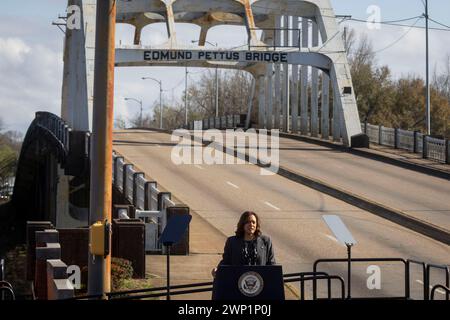 US-Vizepräsident Harris hält eine Rede an der Edmund Pettus Bridge in Selma, Alabama, anlässlich des 59. Jahrestages des Bloody Sunday am 3. März 2024.Credit: Christian Monterrosa/Pool via CNP /MediaPunch Stockfoto