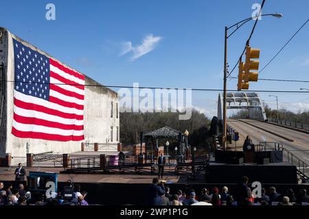 US-Vizepräsident Harris hält eine Rede an der Edmund Pettus Bridge in Selma, Alabama, anlässlich des 59. Jahrestages des Bloody Sunday am 3. März 2024.Credit: Christian Monterrosa/Pool via CNP /MediaPunch Stockfoto