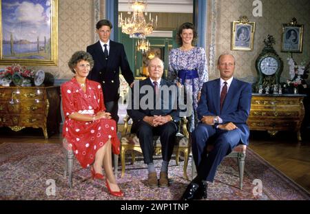 Oslo 198909 - Prinzessin Märtha Louise wird 18. Familienporträt sitzt links. Kronprinzessin Sonja, König Olav, Kronprinz Harald. Hinter Prinz Haakon Magnus und Prinzessin Märtha Louise. Foto: Knut Falch / NTB Stockfoto