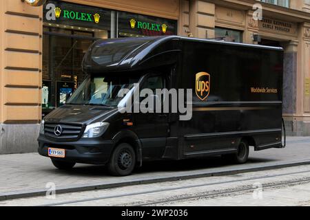 United Parcel Service oder UPS-Lieferwagen Mercedes-Benz parkt auf der Straße im Zentrum von Helsinki, Finnland. März 2019. Stockfoto