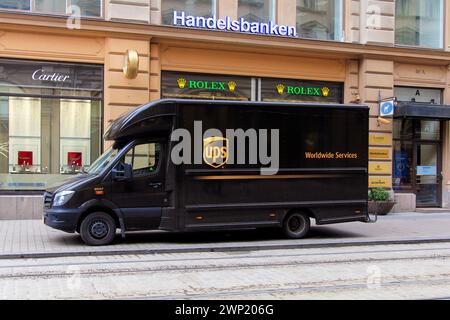 United Parcel Service oder UPS-Lieferwagen Mercedes-Benz parkt auf der Straße im Zentrum von Helsinki, Finnland. März 2019. Stockfoto