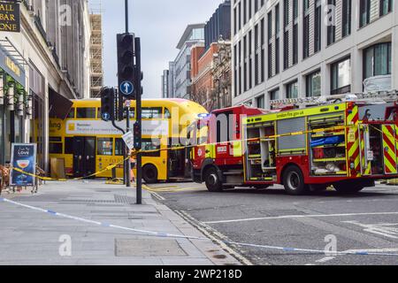 London, Großbritannien. März 2024. Rettungsdienste vor Ort, als ein Bus in ein Gebäude in der New Oxford Street stürzt. Laut Polizeibeamten war das Gebäude leer und niemand wurde schwer verletzt. Quelle: Vuk Valcic/Alamy Live News Stockfoto