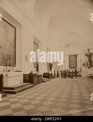 Eine Fotografie des Innenraums der Bernardinenkirche bei Kielce um 1890, die das Kirchenschiff und die Kircheneinrichtung zeigt, die polnische sakrale Architektur illustriert, aus Leopold Méyet Sammlung, die Provenienz dokumentiert. Stockfoto
