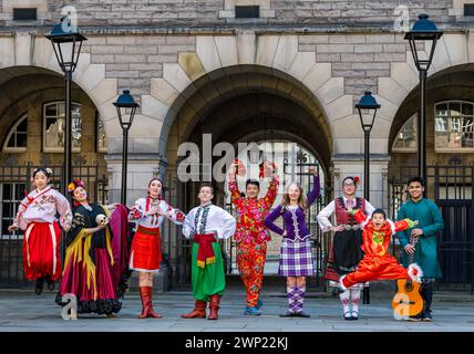 Paterson’s Land, Edinburgh, Schottland, Vereinigtes Königreich, 5. März 2024. Granatäpfel-Festival: Das Programm wird heute gestartet. Internationale Tänzer feiern in traditioneller Tracht, die verschiedene Tanzmigranten in Schottland repräsentieren. Bild: Mexikanischer Tanz des Todes, Ukrainischer Volkstanz, chinesischer klassischer Volkstanz, schottischer Hochlandtanz, bulgarischer Volkstanz, Gourab Dey (traditionelle indische Musik) Credit: Sally Anderson/Alamy Stockfoto