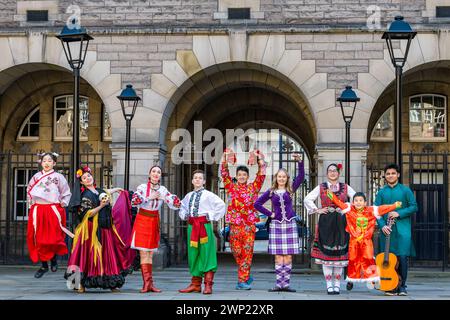 Paterson’s Land, Edinburgh, Schottland, Vereinigtes Königreich, 5. März 2024. Granatäpfel-Festival: Das Programm wird heute gestartet. Internationale Tänzer feiern in traditioneller Tracht, die verschiedene Tanzmigranten in Schottland repräsentieren. Bild: Mexikanischer Tanz des Todes, Ukrainischer Volkstanz, chinesischer klassischer Volkstanz, schottischer Hochlandtanz, bulgarischer Volkstanz, Gourab Dey (traditionelle indische Musik) Credit: Sally Anderson/Alamy Stockfoto