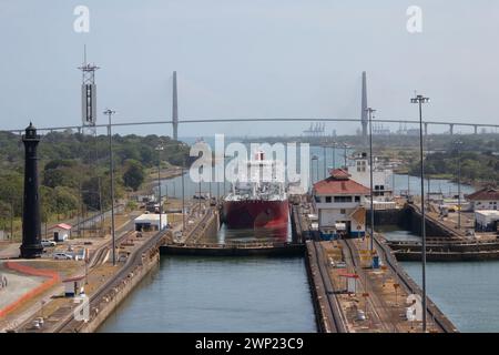 Ein großer Tanker erreicht die untere Schleuse am Gatun Locks Panama Canal mit der hohen Atlantikbrücke in Colon im Hintergrund zeigt ein großes Maß an Ingenieurskunst Stockfoto