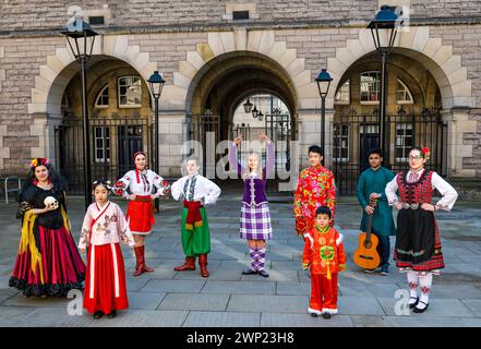 Paterson’s Land, Edinburgh, Schottland, Vereinigtes Königreich, 5. März 2024. Granatäpfel-Festival: Das Programm wird heute gestartet. Internationale Tänzer feiern in traditioneller Tracht, die verschiedene Tanzmigranten in Schottland repräsentieren. Bild: Mexikanischer Tanz des Todes, Ukrainischer Volkstanz, chinesischer klassischer Volkstanz, schottischer Hochlandtanz, bulgarischer Volkstanz, Gourab Dey (traditionelle indische Musik) Credit: Sally Anderson/Alamy Stockfoto