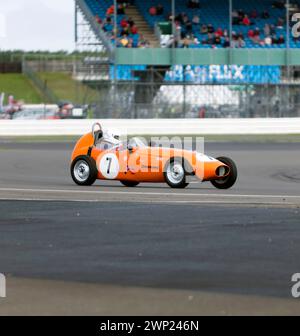 Duncan Rabagliati fuhr seine Orange, 1959, Alexis HF1, während des Historic Formula Junior Race beim Silverstone Festival 2023 Stockfoto