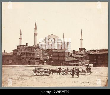 Der fotografische Druck der Hagia Sophia in Istanbul zeigt islamische architektonische Merkmale, Kuppeln und Minarette, die die historische Moschee und ausländische architektonische Einflüsse hervorheben. Stockfoto