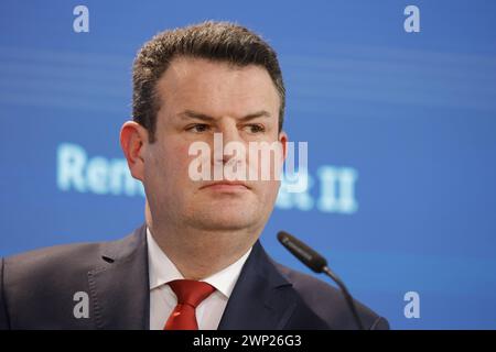 Hubertus Heil , Bundesminister für Arbeit und Soziales, Deutschland, Berlin, BMAS, Pressekonferenz, Thema: Rentenpaket II *** Hubertus Heil , Bundesminister für Arbeit und Soziales, Deutschland, Berlin, BMAS, Pressekonferenz, Thema Pensionspaket II Stockfoto