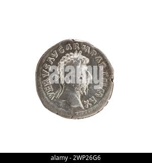 Ein silberner römischer Denar, der 165 n. Chr. während der gemeinsamen Regierungszeit von Lucius Verus geprägt wurde, mit seinem Porträt und Standardprägung aus der Mitte des 2. Jahrhunderts. Stockfoto