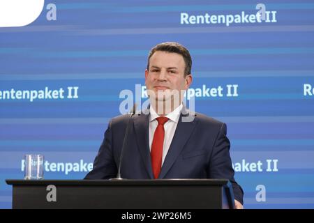 Hubertus Heil , Bundesminister für Arbeit und Soziales, Deutschland, Berlin, BMAS, Pressekonferenz, Thema: Rentenpaket II *** Hubertus Heil , Bundesminister für Arbeit und Soziales, Deutschland, Berlin, BMAS, Pressekonferenz, Thema Pensionspaket II Stockfoto