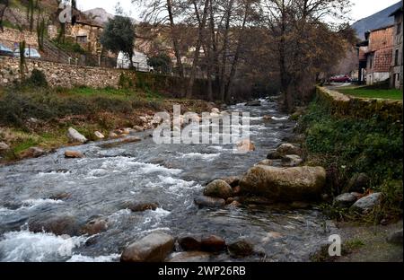 Wasserfluss aus einem Fluss, der durch eine Stadt fließt Stockfoto